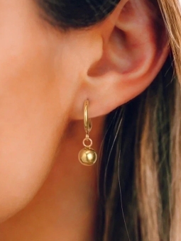 Boucles d'oreilles créoles dorées avec pendentif boule minimaliste