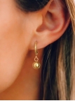 Boucles d'oreilles créoles dorées avec pendentif boule minimaliste