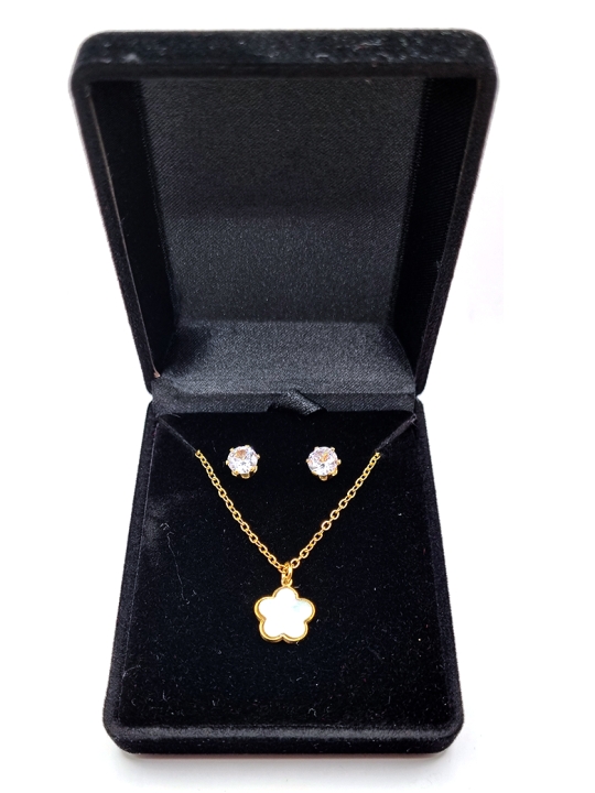 Parure Élégance Florale en Acier Inoxydable Doré – Collier et Boucles d’Oreilles en Nacre et Zircon