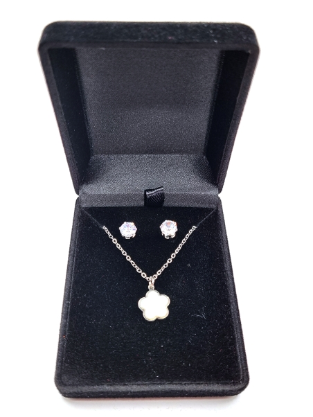 Parure Fleur de Nacre en Acier Inoxydable Argenté – Collier et Boucles d’Oreilles Étincelantes