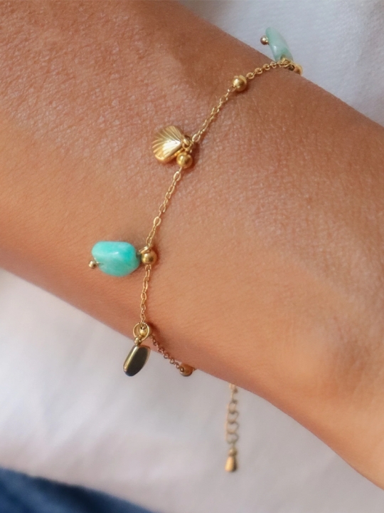 Bracelet en acier inoxydable doré – Perles turquoise et coquillages marins