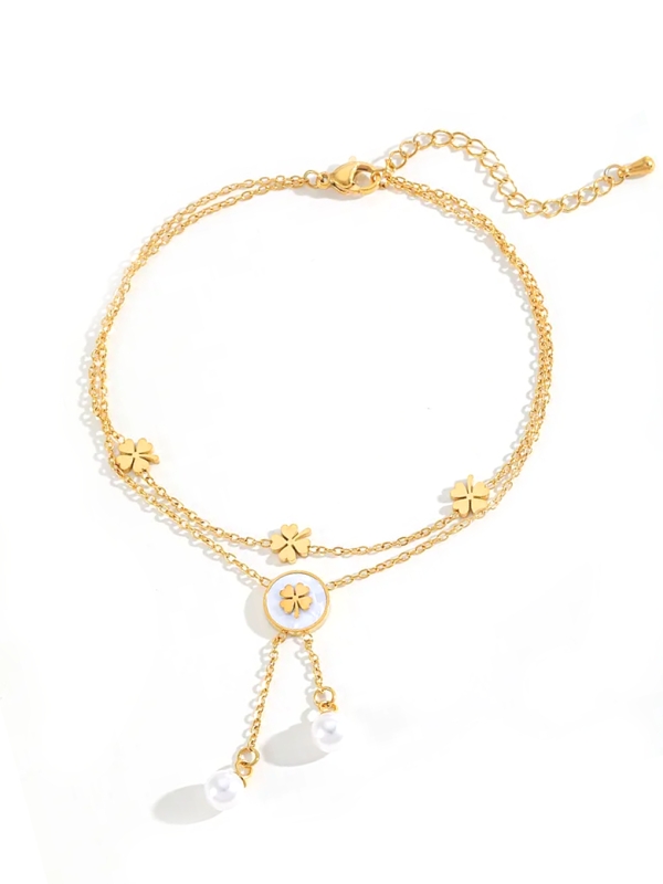 Chaîne de cheville dorée – Trèfles porte-bonheur et perles blanches