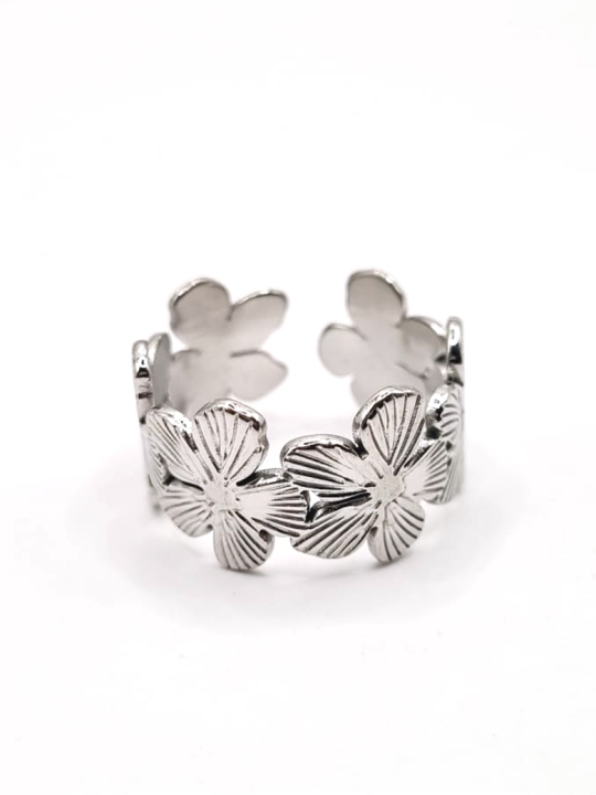 Bague argentée fleurs en relief – motif floral romantique