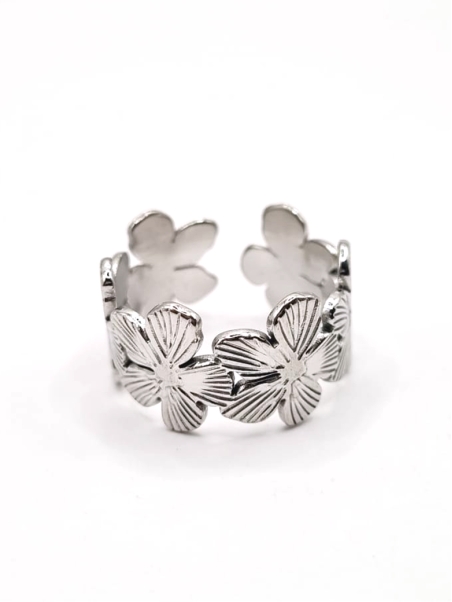 Bague argentée fleurs en relief – motif floral romantique