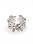 Bague argentée fleurs en relief – motif floral romantique