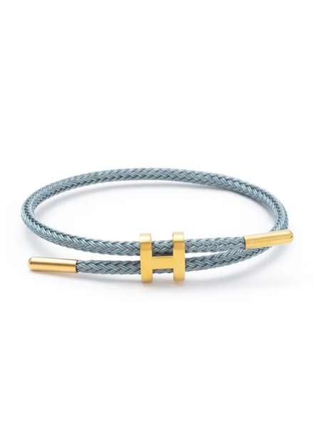 Bracelet Bleu Gris & Lettre H Dorée – Sobriété moderne et détails raffinés