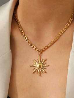 Collier Soleil Doré en Acier Inoxydable – Éclat Solaire Intemporel