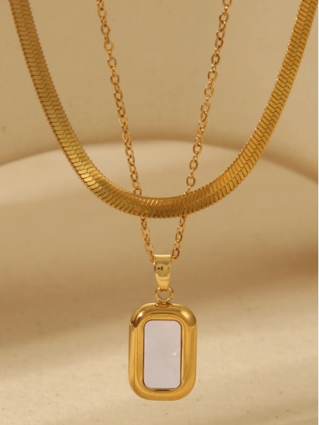 Collier Double Chaîne Dorée et Pendentif Rectangulaire – Raffinement Contemporain