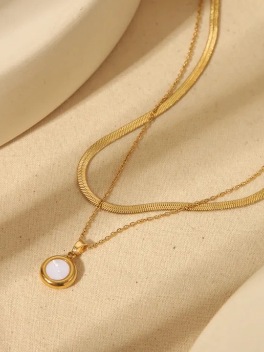 Collier Double Chaîne Dorée et Pendentif Rond – Élégance Intemporelle