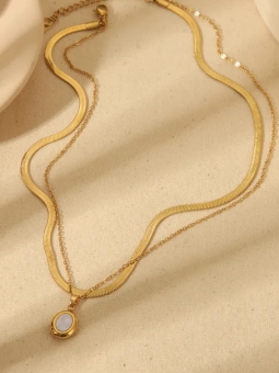Collier Double Rang Doré et Pendentif Ovale – Harmonie Dorée et Élégance Nacrée