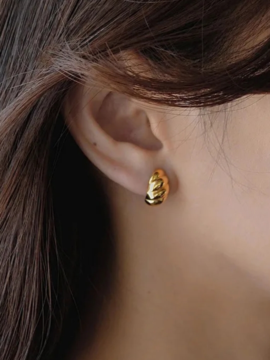 Boucles d’Oreilles Torsadées Dorées – Élégance Sculptée en Acier Inoxydable