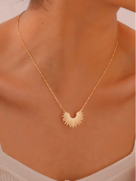 Collier Soleil Rayonnant – Doré en Acier Inoxydable